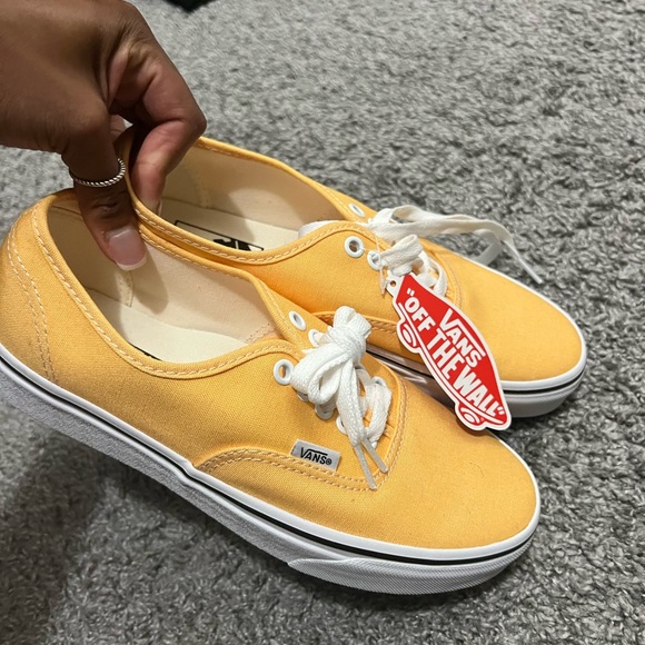 VANS - Picture 1 of 4